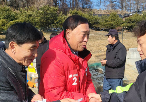 김성기 예비후보가 14일 농업인 교육이 한창인 사과재배기술교육 현장을 찾아 공약을 설명하며 지지를 호소하고 있다./김성기 선거사무소 제공