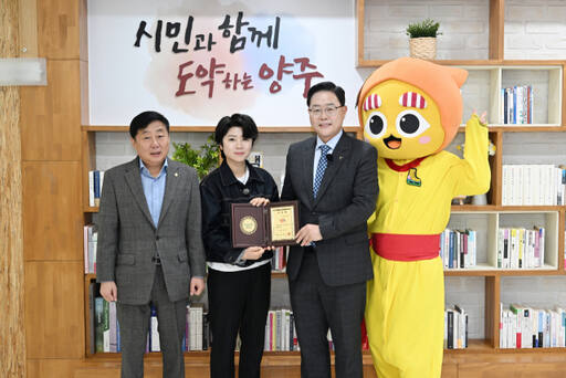 강수현 양주시장은 14일 시장실에서 양주시 홍보대사로 위촉된 트로트 가수 마이진에게 위촉장을 수여하고 환담을 나눴다. 양주시 제공