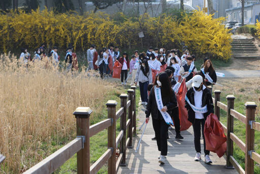 최근 인천환경미디어서포터즈가 인천 연수구 승기천 정화 활동을 펼치고 있다. 환경공단 제공