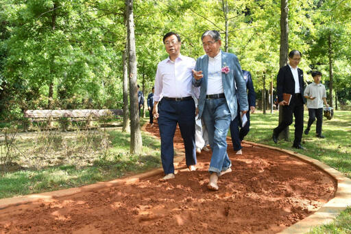 신상진 성남시장이 위례공원 맨발 황톳길을 걷고 있다. 성남시 제공