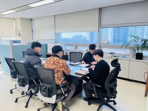 인천 옹진군이 최근 어촌 정착을 신청한 청년들에게 어업인으로서 필요한 내용을 설명하고 있다. 군 제공