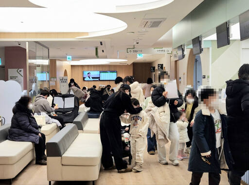 14일 오전 인천 미추홀구 한 병원 소아청소년과에 마스크를 쓴 아이와 보호자들이 접수를 마치고 진료를 대기하고 있다. 박귀빈 기자