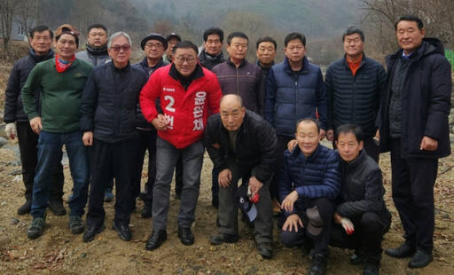 하남시 운수관련 단체 회원들과 국민의힘 윤완채 하남 예비후보가 14일 지지 선언 뒤 기념촬영을 하고 있다. 윤 후보 캠프 제공