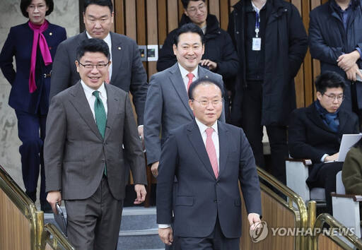 국민의힘 윤재옥 원내대표와 유의동 정책위의장, 장동혁 사무총장이 5일 오전 국회에서 열린 원내대책회의에 참석하고 있다. 연합뉴스