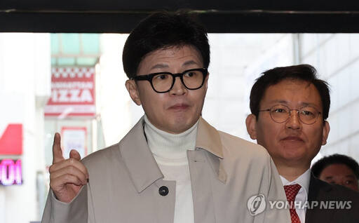 국민의힘 한동훈 비상대책위원장이 전날 여의도 당사 입구에서 기자들의 질문에 답하고 있다. 연합뉴스