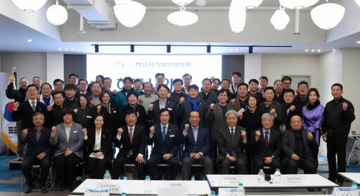 하남시의회와 (사)하남시기업인협의회가 현장간담회를 개최한 뒤 기념촬영을 하고 있다. 하남시의회 제공