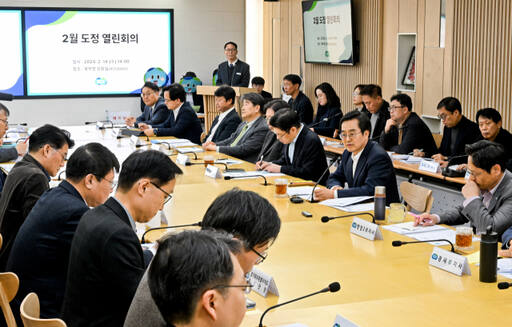 김동연 경기도지사가 도 북부청사 상황실에서 도정 열린회의를 주재하고 모두발언을 하고 있다. 윤원규 기자