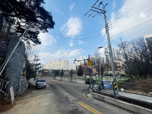 내년 전선지중화사업 착공이 계획된 용인특례시 수지구 상현초등학교 삼거리 인근 모습. 용인특례시 제공