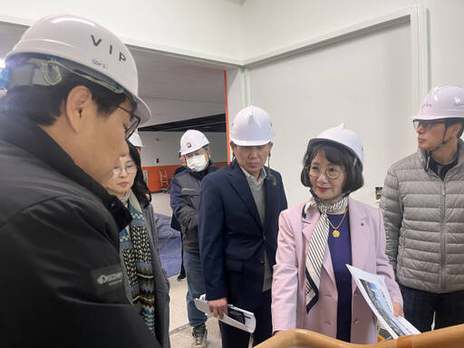 원순자 의정부교육지원청 교육장이 고산초등학교 신설대체이전 신설학교를 방문, 학교 이전 추진 현황을 점검하고 있다. 의정부교육지원청 제공
