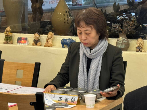 여주시 조정아 부시장이 15일 개최된 여주쌀 밥맛 시식회에 참석해 최고의 밥맛을 가리고 있다. 유진동기자