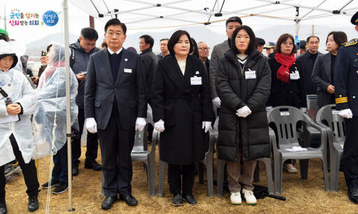 15일 양평군 지평리 지평지구전투전적비에서 열린 ‘제73주년 지평리 전투 전승기념행사’서 전진선 양평군수와 윤순옥 군의회 의정 등이 추모를 하고 있다. 양평군의회 제공
