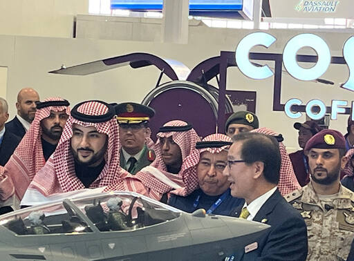 지난 4일(현지시간)부터 8일까지 KAI는 사우디 리야드에서 개최된 방산전시회 ‘World Defense Show(WDS)’에서 한국항공우주산업(KAI) 부스를 방문해 설명을 듣고 있는 칼리드 빈 살만 알 사우드 사우디 국방부 장관 /한국항공우주산업