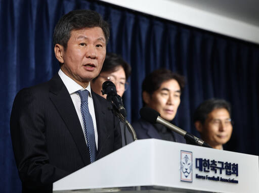 한국 축구 국가대표팀 사안 관련 임원 회의를 마친 정몽규 대한축구협회장이 16일 축구회관에서 회의 결과를 발표하고 있다.연합뉴스