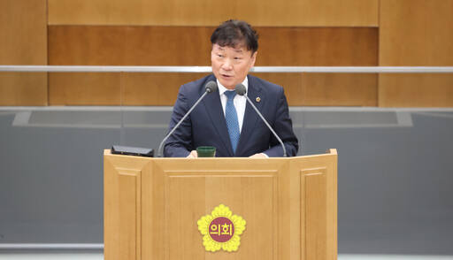 더불어민주당 남종섭 대표가 16일 제373회 임시회 제1차 본회의에서 대표 연설을 진행하고 있다. 경기도의회 제공