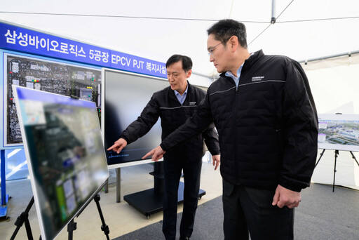 이재용 삼성전자 회장이 16일 삼성바이오로직스 인천사업장을 찾아 5공장 건설 현장에서 관계자 브리핑을 듣고 있다. 삼성전자 제공