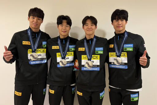 2024 국제수영연맹 세계선수권대회 남자 계영 800ｍ에서 사상 첫 은메달을 합작한 한국 대표팀의 (왼쪽부터) 양재훈, 이호준, 김우민, 황선우.대한수영연맹 제공