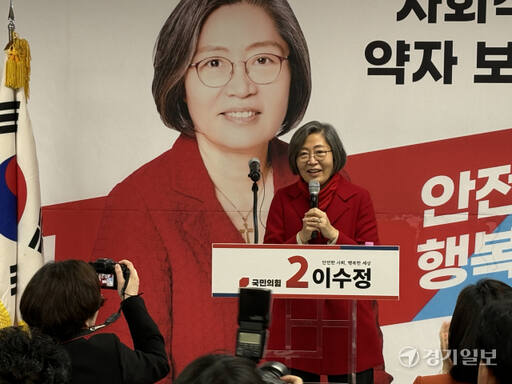 국민의힘 이수정 수원정 국회의원 예비후보가 17일 수원특례시 자신의 선거사무소에서 개소식을 열고 총선 승리에 대한 의지와 약자 보호를 위한 입법활동을 강조하고 있다. 최현호기자