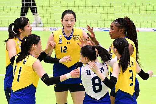 17일 수원실내체육관에서 벌어진 여자 프로배구 김천 한국도로공사에 3대2 역전승을 거둔 수원 현대건설 선수들이 공격 성공 후 기뻐하고 있다.KOVO 제공
