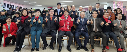 정광재 예비후보가 총선승리를 다짐하며 손가락 하트를 하고 있다. 정광재 예비후보 제공