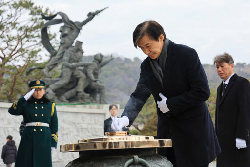 조국 전 법무부 장관이 18일 오전 서울 동작구 국립서울현충원 현충탑에 분향하고 있다. 연합뉴스