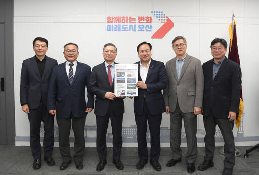 지난 16일 오산시청 회의실에서 열린 ‘오산시와 LH가 세교3지구 현안 간담회’에서 (오른쪽 세번째부터) 이권재 시장과 이한준 LH 사장이 참석자들과 기념촬영을 하고 있다. 오산시 제공