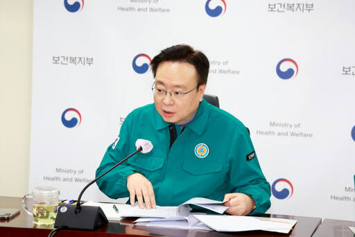 18일 오후 '의사 집단행동 중앙사고수습본부' 제10차 회의를 진행 중인 조규홍 보건복지부 장관. 복지부 제공