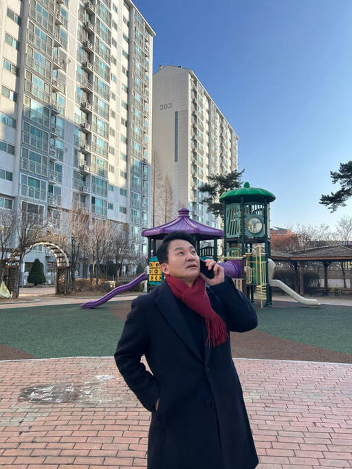 국민의힘 원희룡 계양구을 예비후보가 최근 계양구 동양동을 찾아 살 집을 알아보고 있다. 원 예비후보 제공