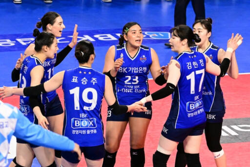 18일 화성실내체육관서 열린 GS칼텍스와 ‘도드람 2023-2024 V리그 여자부’ 5라운드서 세트스코어 3대0으로 승리한 IBK기업은행 선수들이 환호하고 있다.KOVO 제공