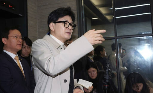 국민의힘 한동훈 비대위원장이 19일 여의도 당사로 출근하며 취재진의 질문에 답변을 하고 있다. 연합뉴스