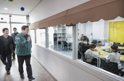 임병택 시흥시장이 아동돌봄기관을 방문해 관계자들을 격려하고있다. 시흥시 제공.