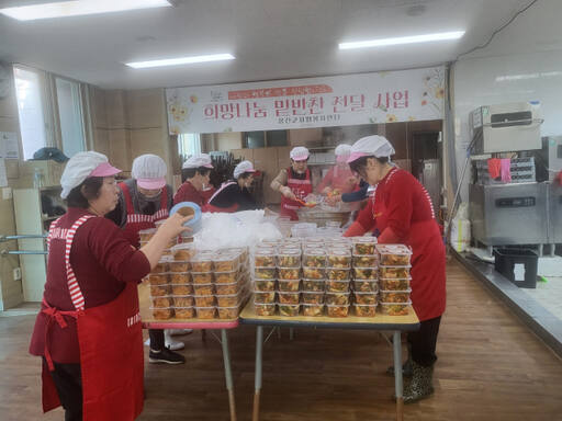 인천 옹진군자원봉사센터가 최근 조리실에서 소외계층 등에게 나눠 줄 밑반찬을 만들고 있다. 군 제공
