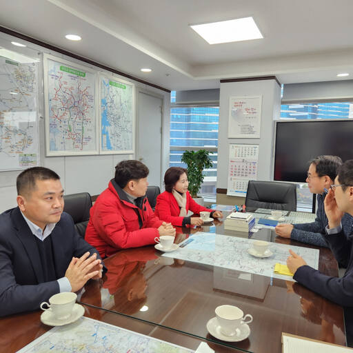 국민의힘 이행숙 서구을 예비후보가 19일 강희업 대도시권광역교통위원장을 만나 서울지하철 5호선 인천시(안)의 확정을 요구하고 있다. 이 예비후보 제공