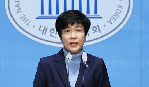 더불어민주당 김영주 의원이 19일 국회 소통관에서 탈당 기자회견을 하고 있다. 연합뉴스