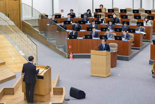 김동연 경기도지사가 19일 도의회 본회의장에서 열린 제373회 제2차 본회의에서 도정질문을 진행하고 있다. 경기도 제공