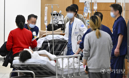 정부의 의과대학 정원 확대에 반발하는 전공의들의 사직이 잇따르면서 '의료대란'이 현실화 되고 있는 가운데 19일 오후 도내 한 대학병원에서 의료진들이 환자들 사이로 이동하고 있다. 홍기웅기자