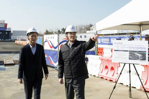 이재용 삼성전자 회장이 16일 삼성바이오로직스 인천사업장을 찾아 항체-약물 접합체(Antibody-drug conjugate·ADC) 제조시설 건설 현장을 살펴보고 있다. 삼성전자 제공
