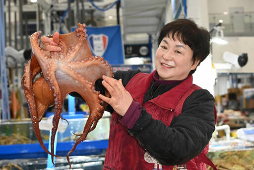 30년 동안 수산물 가게를 운영한 한춘애씨. 수원특례시 제공