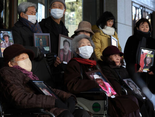 지난 1월25일 오전 서울 서초구 대법원에서 열린 일제 강제동원 군수기업 후지코시 상대 손배소송 상고심 선고를 마친 뒤 피해자 김정주(앞줄 왼쪽부터), 김계순, 이자순 할머니와 유족들이 고인들의 영정을 들고 기자회견을 하고 있다. 대법원이 이날 원심의 원고일부승소 판결을 확정해 후지코시는 피해자 1인당 8천만원∼1억원씩 총 21억원과 지연손해금을 지급해야 한다. 연합뉴스