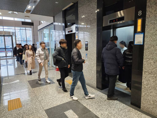 20일 오전 8시50분께 인천 연수구 송도IBS타워 입주업체 직원들이 고층 사무실 출근을 위해 오히려 지하로 내려가는 엘리베이터를 타고 있다. 이병기기자