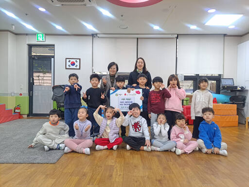 의왕시 내손1동 국·공립 갈미어린이집은 사랑의 바자회를 개최해 얻은 수익금을 내손1동주민센터에 기부했다. 의왕시 제공