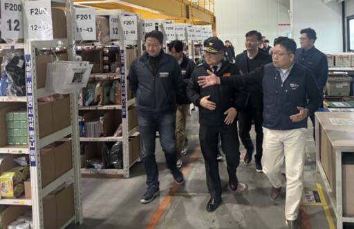 지난 20일 엄준욱 인천소방본부장 등 소방 관계자들이 인천 서구 오류동 쿠팡물류센터에서 내부를 살펴보고 있다. 인천소방본부 제공