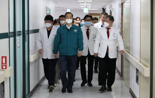 한덕수 국무총리가 21일 오후 서울 송파구 국립경찰병원을 찾아 의사 집단행동과 관련한 현장 상황을 점검하고 있다. 연합뉴스