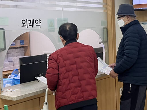 21일 오후 1시30분께 인천 한 대학병원에서 환자들이 진료받은 뒤 처방전을 들고 순서를 기다리고 있다. 김샛별기자