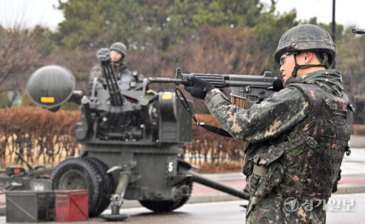 21일 오후 국가중요시설 통합방호훈련이 실시된 한국가스안전공사 인천기지본부 일대에서 17사단 장병들이 훈련을 하고 있다. 조병석기자