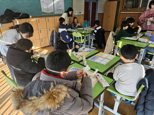 학운초등학교 어린이들이 대학생들의 재능봉사로 미래를 꿈꾸고 소통하며 진로를 설계하는 기회를 가져 눈길을 끌고 있다. 김포교육지원청 제공