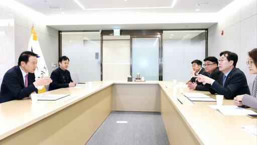 정명근 화성시장이 21일 임태희 경기도교육감을 만나 과밀학급 등 교육 현안 해결 방안에 대해 논의했다.화성시 제공