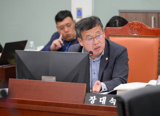 장대석 경기도의회 농정해양위원회 부위원장이 21일 제373회 임시회 농정위 1차 회의에서 질의를 하고 있다. 경기도의회 제공