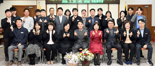 최정희 의정부시의회 의장(앞줄 왼쪽에서 네번째)이 최성철 자치행정전문위원에게 임용장을 전달한 뒤 기념촬영하고 있다. 의정부시의회 제공