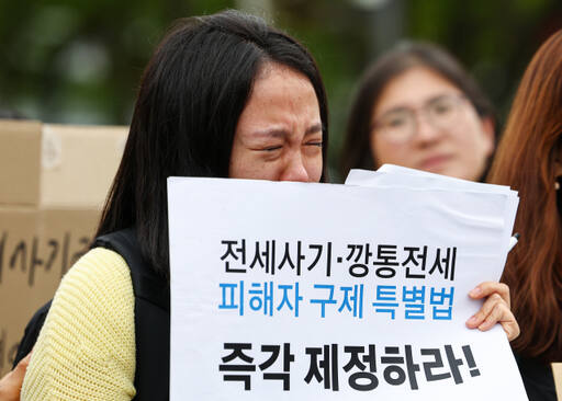 지난해 4월 한 전세사기 피해자가 용산구 대통령집무실 인근에서 열린 전세사기 대책 관련 대통령 면담 요청 기자회견에서 눈물을 흘리고 있다.연합뉴스