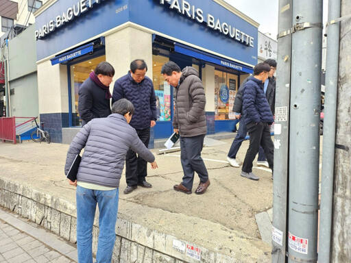 조은호 안양시 도시계획과장이 안야시 석수역 인근에서 직원들과 1번 출구 인근의 보행로를 점검하고 있다. 안양시 제공